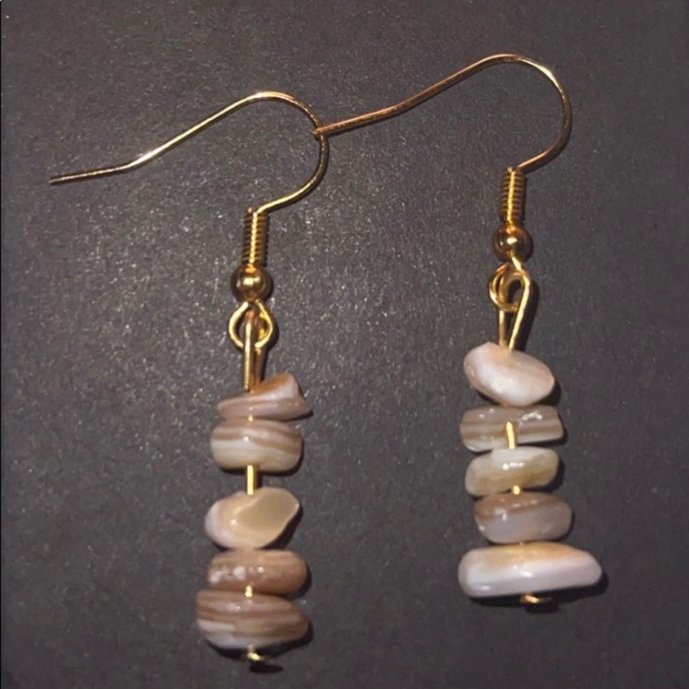 🔴Handmade Agate Crystal Chip Earrings🪨 - Picture 2 of 4